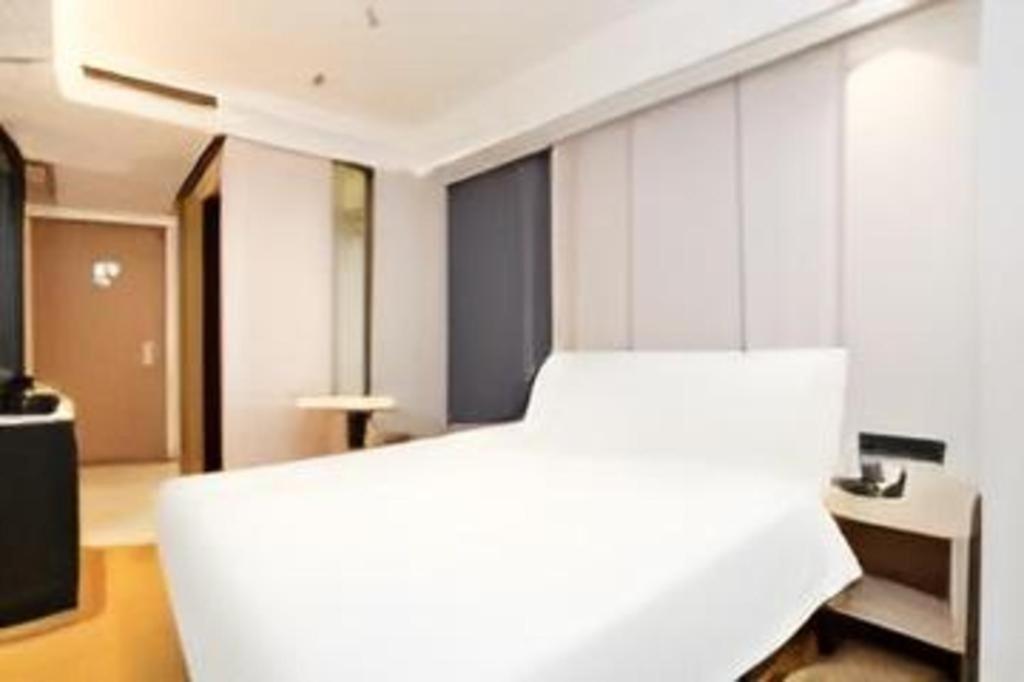 Yitel Hongqiao Caohejing Hongmei Road Metro Station 4*