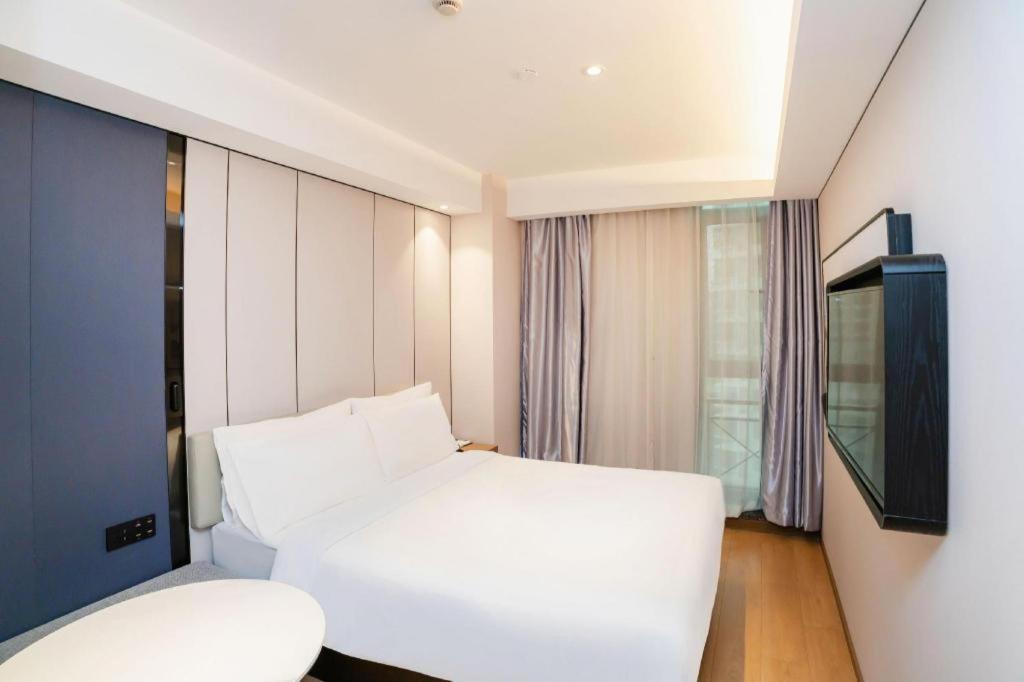 Hotel Yitel Hongqiao Caohejing Hongmei Road Metro Station 4*