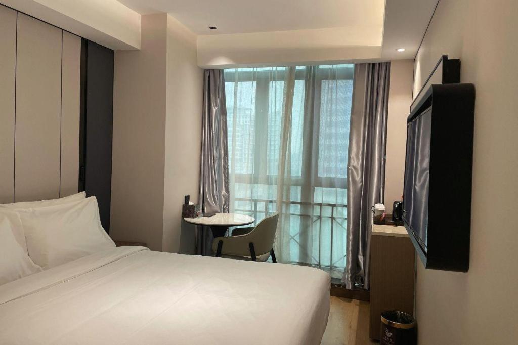 Yitel Hongqiao Caohejing Hongmei Road Metro Station Hotel 4*