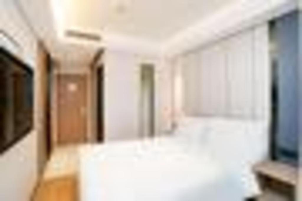 Hotel Yitel Hongqiao Caohejing Hongmei Road Metro Station