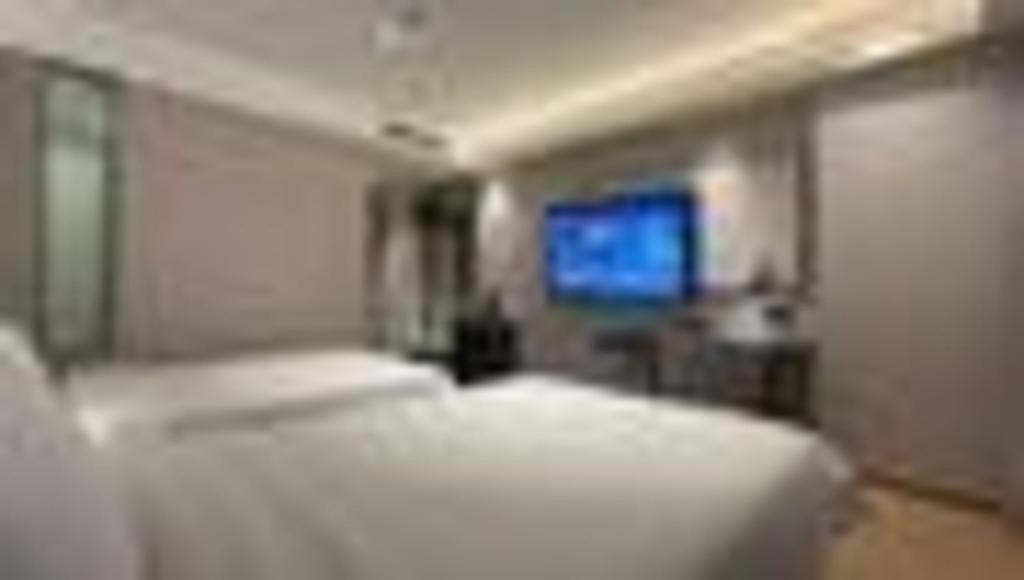 Yitel Hongqiao Caohejing Hongmei Road Metro Station Hotel 4*