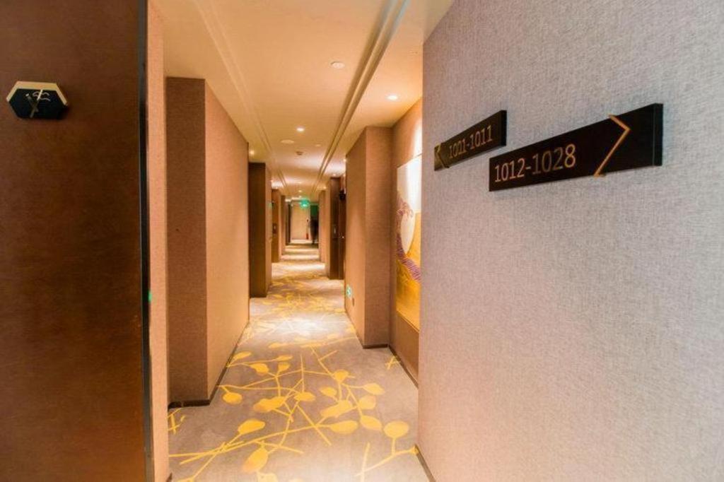Hotel Yitel Hongqiao Caohejing Hongmei Road Metro Station 4*