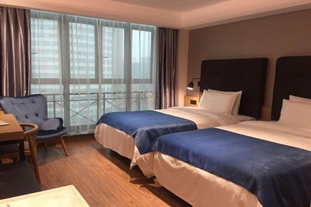 Yitel Hongqiao Caohejing Hongmei Road Metro Station 4*