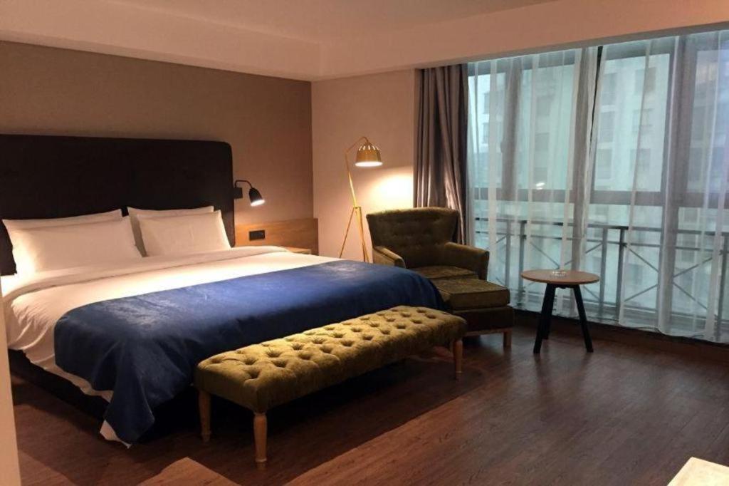 Yitel Hongqiao Caohejing Hongmei Road Metro Station Hotel 4*