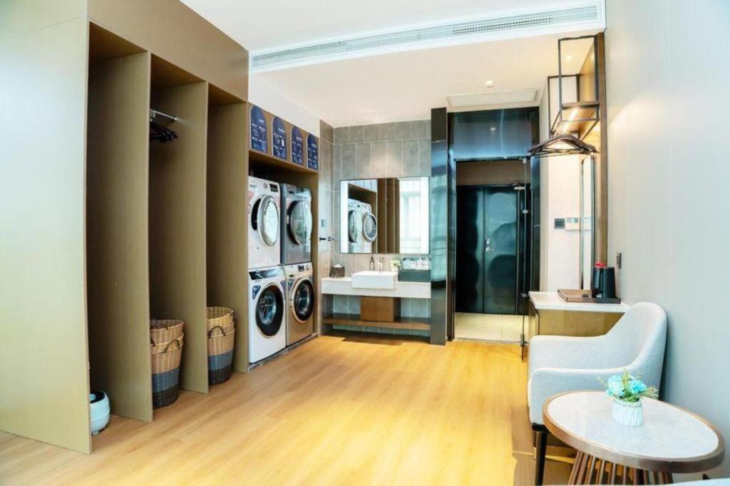 Yitel Hongqiao Caohejing Hongmei Road Metro Station 4*
